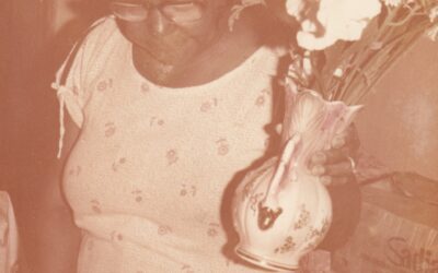 Tia Maria em sua Casa com vaso de flores.