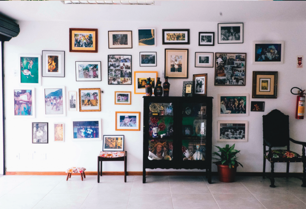 Uma sala com muitas fotos emolduradas na parede.