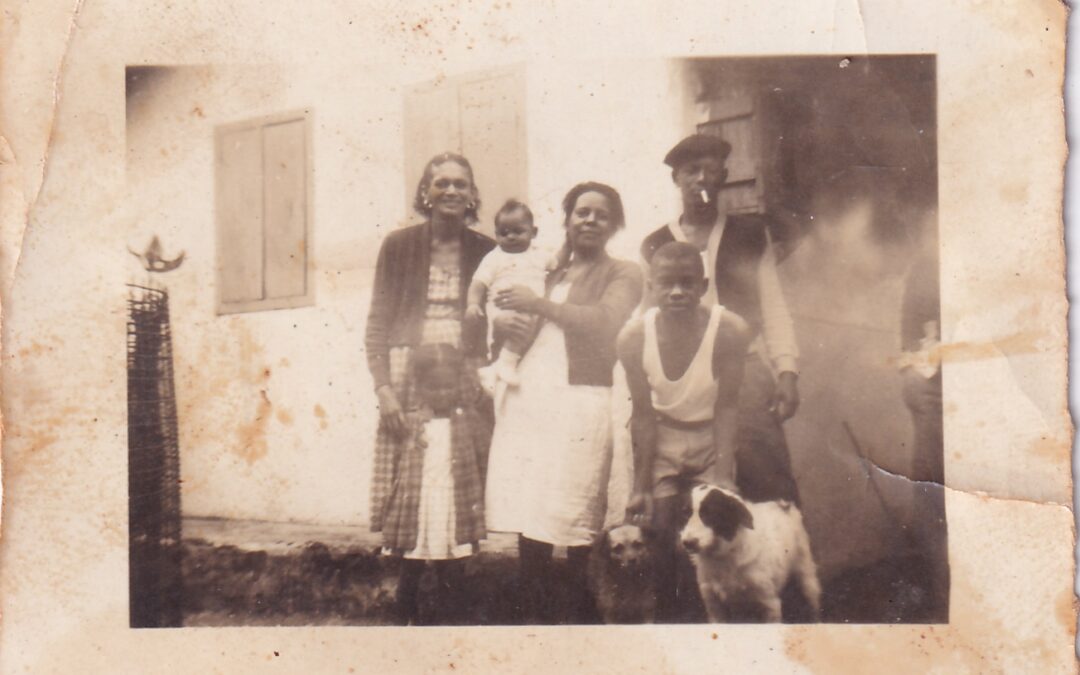 Tia Maria e familiares em frente de sua casa