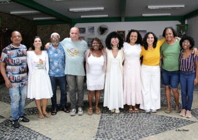 Um grupo de nove pessoas está em fila para tirar uma foto.