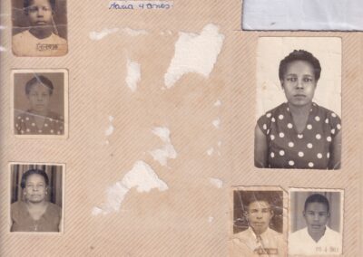 Uma colagem de treze fotografias retratos antigas de membros da família, algumas com legendas e datas escritas à mão.