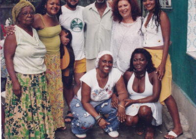 Um grupo de nove pessoas posando para uma foto ao ar livre.